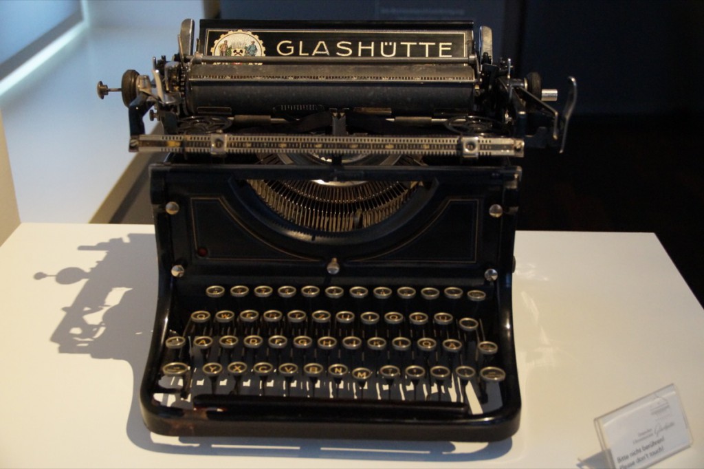 1200px-Schreibmaschine