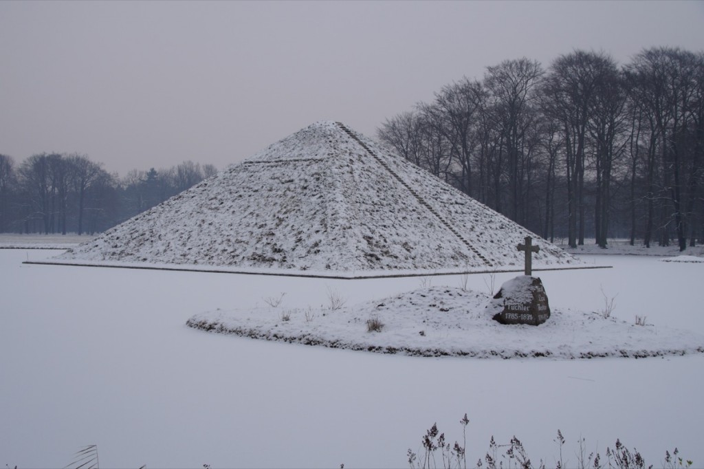 1200px-Pyramide2